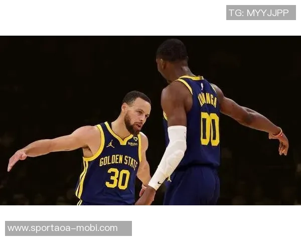 桑托斯称赞库里首节顽强表现一条腿打成21展现强硬风范